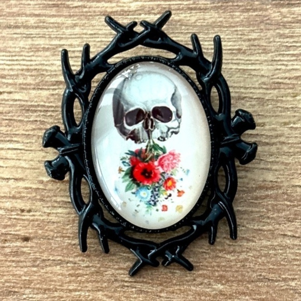 Skull & Flowers Brooch, Victorian Style, Goth Look, Steampunk Accessories